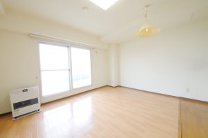 2LDKタイプ：居間・暖房器具の画像
