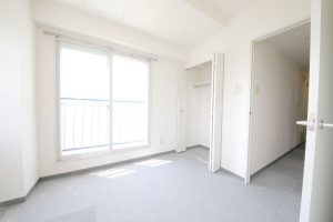 3LDKタイプ：洋室1のクローゼット・窓の画像