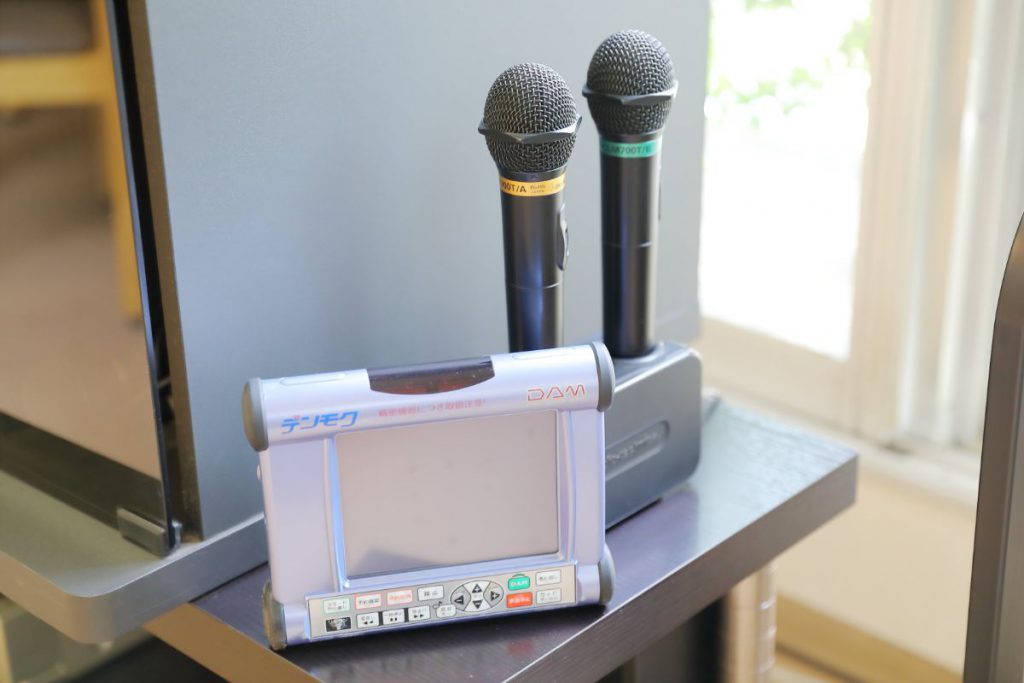 カラオケ用マイクとリモコン